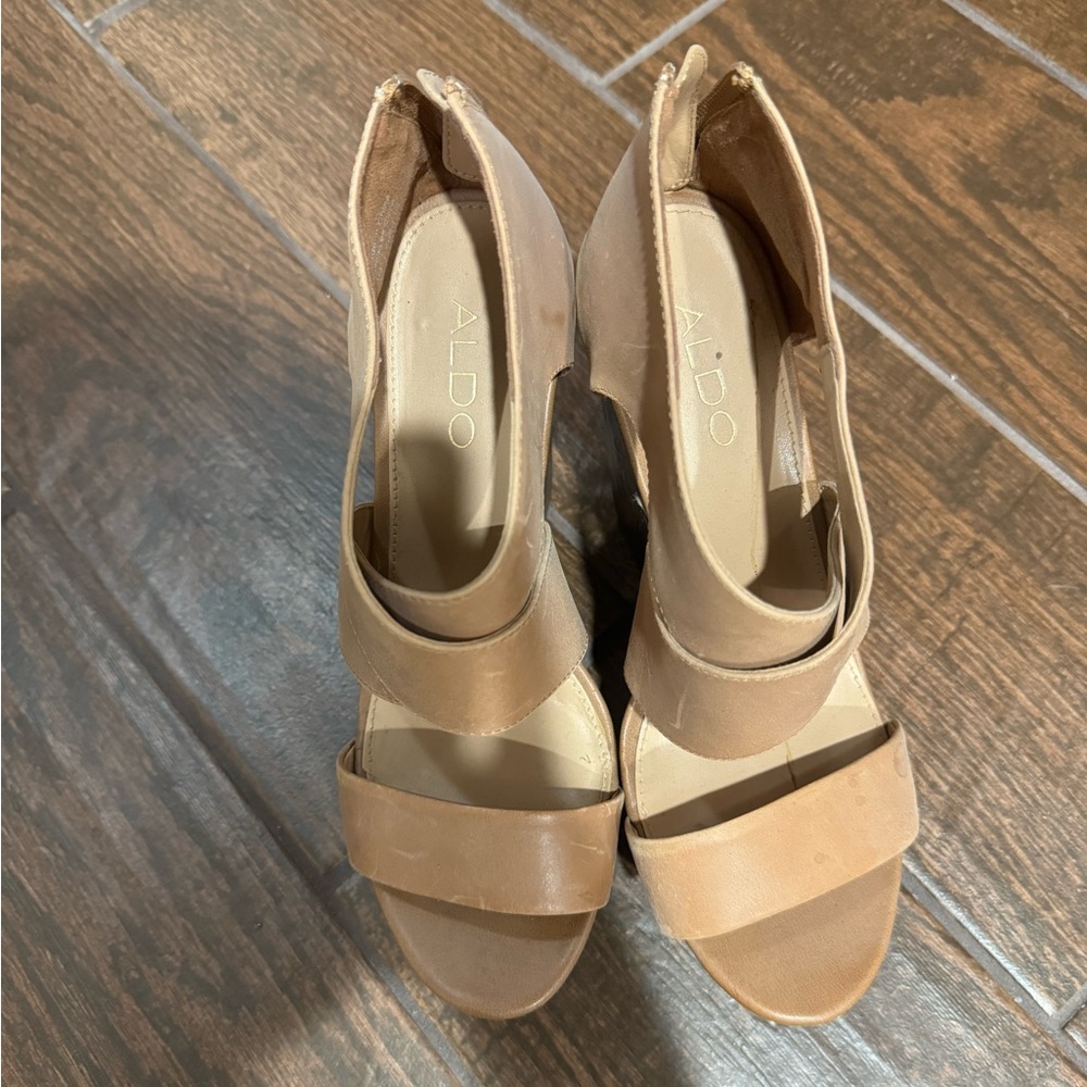 Size 8.5 women’s brown wedges!